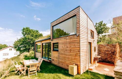 Dessighofen House | Tinyhouse Minimalus Panorama Schlafloft im Grünen