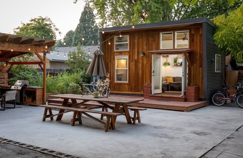 Southeast Boise Cottage | TinyHouse Oasis - Hot Tub-Bikes-FirePit-BBQ-Projector-Ax Throwing-Pet Friendly