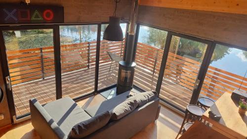Buhlau House | TinyHousebeiDresden spektakuläres winziges Häuschen auf Stelzen im Pferdeteich, Kaminofen, umlaufende Terrasse - Nähe Sächsische Schweiz