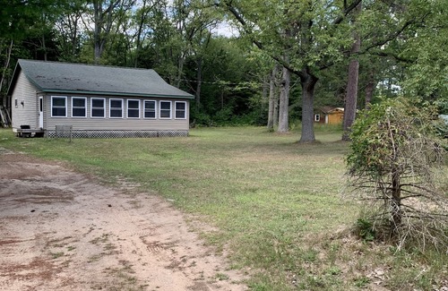 Brethren House | Tippy Dam a few miles away! Lake Michigan & trails all close. Super clean!