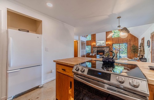 Clarkesville Cabin | Tippy Top Retreat | Secluded Mountain View Cabin with Hot Tub, Decks, Games