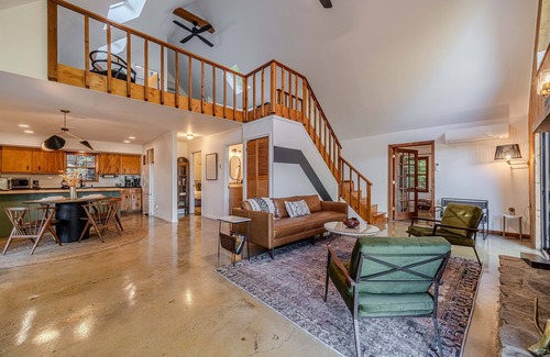 Clarkesville Cabin | Tippy Top Retreat | Secluded Mountain View Cabin with Hot Tub, Decks, Games