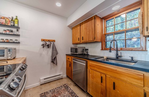 Clarkesville Cabin | Tippy Top Retreat | Secluded Mountain View Cabin with Hot Tub, Decks, Games