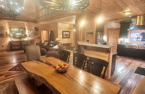 Bryson City Cabin | Tipsy Bear Lake House - Luxury Log home in premiere gated community