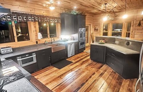 Bryson City Cabin | Tipsy Bear Lake House - Luxury Log home in premiere gated community