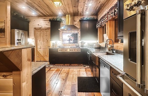 Bryson City Cabin | Tipsy Bear Lake House - Luxury Log home in premiere gated community