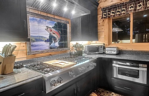 Bryson City Cabin | Tipsy Bear Lake House - Luxury Log home in premiere gated community