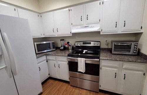 Conneaut Apartment | Tis' Time Getaway. Just a few blocks from beautiful Lake Erie!