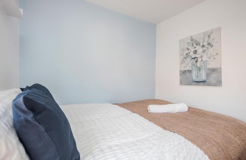 Stanford-le-Hope Apartment | TMS Cheerful 5BDR house! Thurrock! Free Parking!