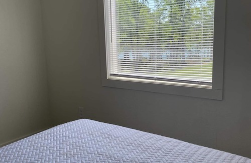 Sugar Tree Cabin | TN River Cabin! 10 mins from Interstate 40! Sleeps 5-6!