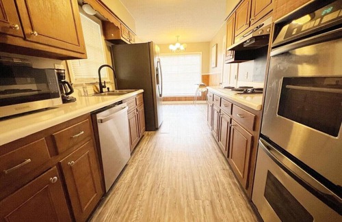East Memphis House | tn4BR Memphis Retreat Game Backyard Prime Location