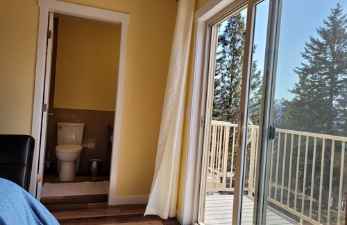 Central Okanagan Cottage | tNew construction Coach house with breathtaking views of the Okanagan Lake