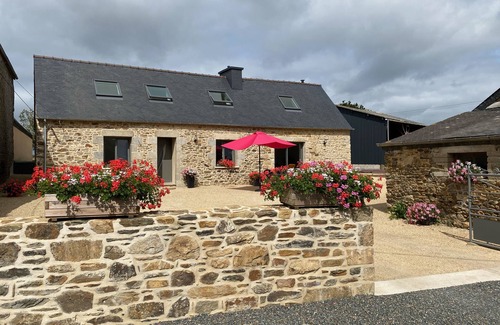 Ploezal House | To rent for the vacations fully renovated stone house in the countryside