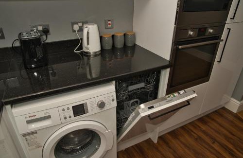 Ealing Common Apartment | Together in Ealing , Cosy 2-Bed Flat with Garden, Patio and Parking for Family of 5
