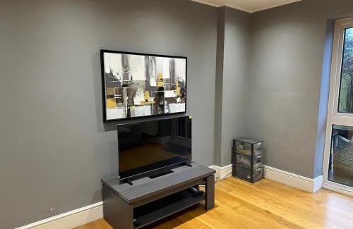 Ealing Common Apartment | Together in Ealing , Cosy 2-Bed Flat with Garden, Patio and Parking for Family of 5