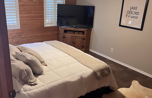 Negreet Cabin | Toledo Bend Lake Record Lodge - waterfront, private boat dock and Pet-friendly!