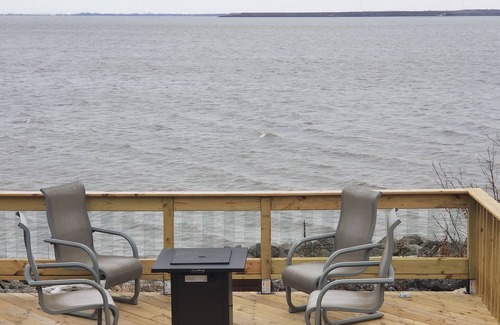 Toledo House | Toledo, lakeside home 3 bdrm sleep 7 on Lake Erie with 4 decksnto choose from.