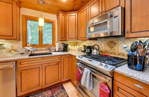 Tolland House | Tolland Lake Escape – Kayaks, Deck & Nature Trails