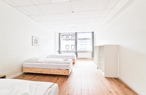 Stadtmitte Apartment | Tolstov Apartments - City Center Apartment with 5 Rooms - 10 Min Messe DUS