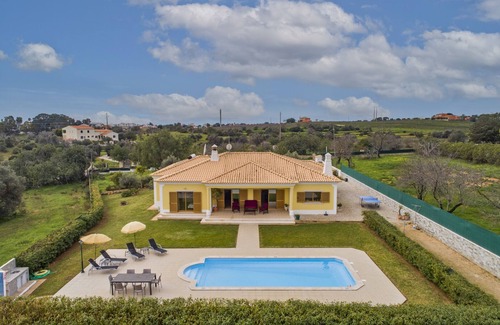 Vale Navio Villa | Tomas: Spacious 4 BD,heated pool , A.C & BBQ, Tenis table, PKG,Near Town+ beach