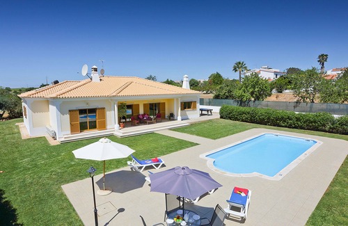 Vale Navio Villa | Tomas: Spacious 4 BD,heated pool , A.C & BBQ, Tenis table, PKG,Near Town+ beach