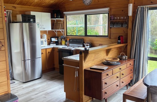 Turangi House | Tongariro's Tui Hut, on the edge of the Tongariro River