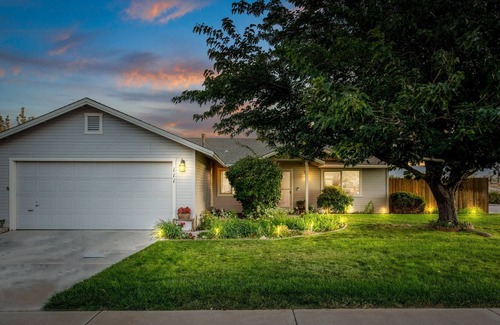 Fernley House | Toni's Country Desert Oasis Includes HOMEMADE BREAKFAST/DINNER