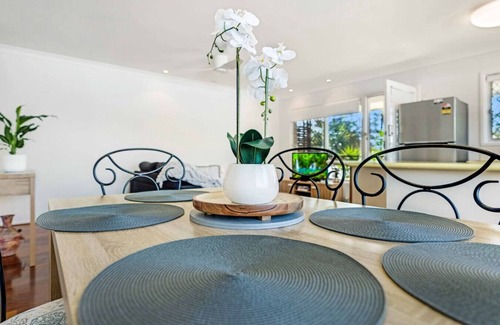 Burleigh Heads Apartment | Tony's Getaway in Koala Park + Amazing Beach Views