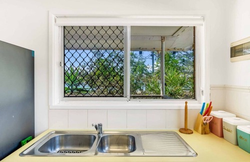 Burleigh Heads Apartment | Tony's Getaway in Koala Park + Amazing Beach Views