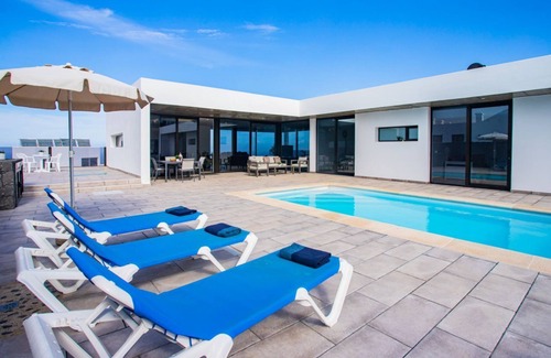 Tinajo Villa | Tony´s Luxury Villa, heated pool, wifi