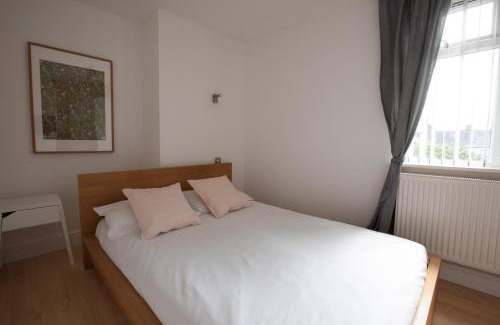 Graveney House | Tooting Rooms & Studio by PrimeCityHosts