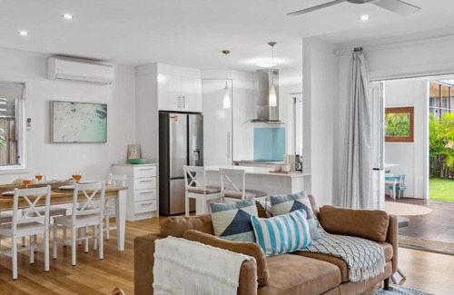 Dicky Beach House | Tooway Beach House Walk to beach & Pet-friendly
