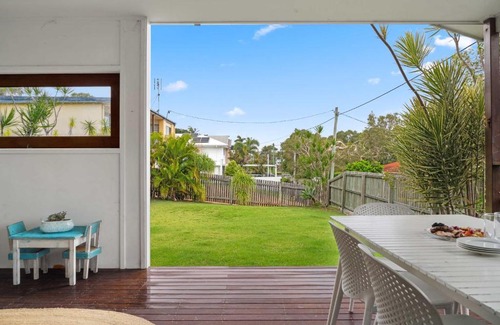 Dicky Beach House | Tooway Beach House Walk to beach & Pet-friendly