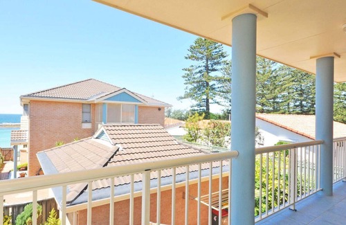 Toowoon Bay Apartment | Toowoon Beach View 3br Villa 4 just steps to beach with views