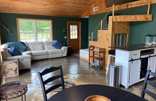 White Plains House | Top Alrbnb destination now on VRBO! Lake House on private lake -fishing/horses