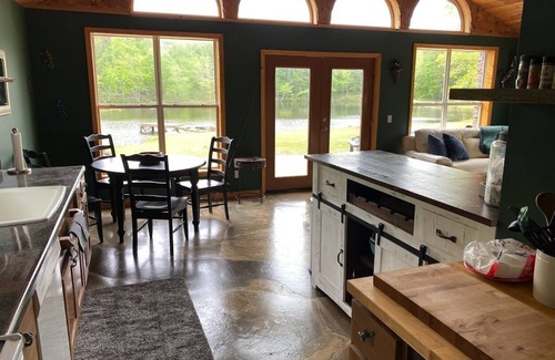 White Plains House | Top Alrbnb destination now on VRBO! Lake House on private lake -fishing/horses