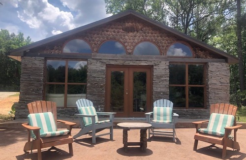 White Plains House | Top Alrbnb destination now on VRBO! Lake House on private lake -fishing/horses
