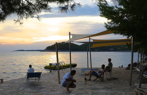 Blato Apartment | Top apartment for 2, southern location, right on the sea, boat dock, bike hit!
