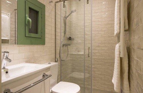 la Vila de Gracia Apartment | TOP CLASS NEW 2BD AP | Sun | Lift | Metro | HiSpeed Wifi | 4 people