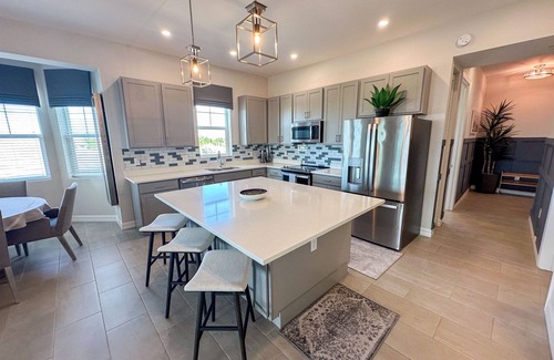Naples Condo | Top Floor 3BR Rare End Unit Dream at Antilles