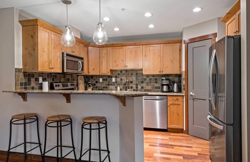 Town Centre Condo | Top Floor, Amazing Views, Recently Renovated