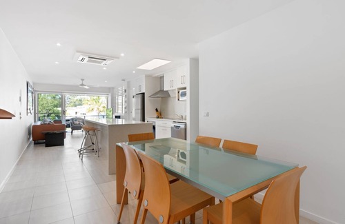 Noosa Heads Apartment | Top floor apartment on the iconic Hastings Street