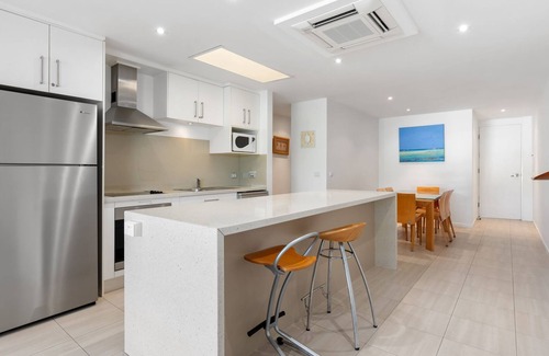 Noosa Heads Apartment | Top floor apartment on the iconic Hastings Street
