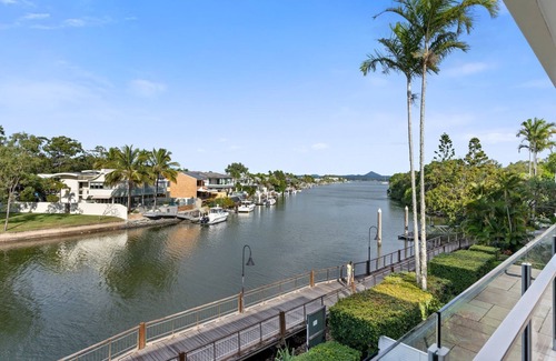Noosa Heads Apartment | Top floor apartment on the iconic Hastings Street