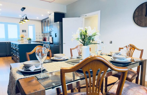 Gorgie Apartment | Top Floor Apartment with Castle Views