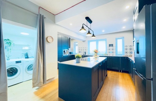 Gorgie Apartment | Top Floor Apartment with Castle Views