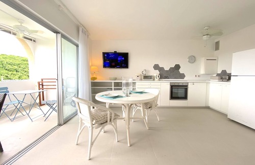 Sunset Crest Condo | Top Floor Beautifully Renovated Condo near Beaches & Town Centre