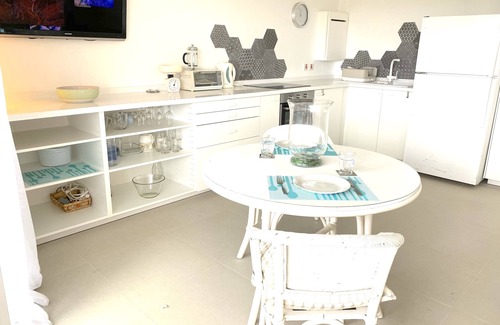 Sunset Crest Condo | Top Floor Beautifully Renovated Condo near Beaches & Town Centre