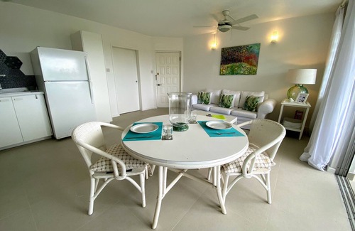 Sunset Crest Condo | Top Floor Beautifully Renovated Condo near Beaches & Town Centre