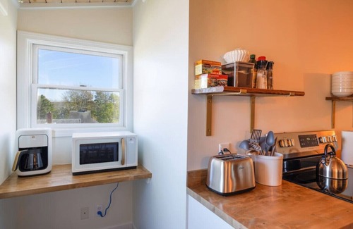 Southwest Harbor Apartment | Top Floor Condo + Ocean Views [Admirals Quarters]